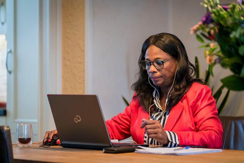 Een thuiswerkende vrouw